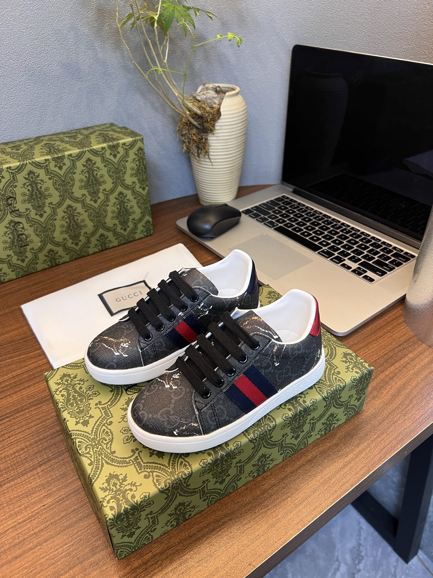Children's shoes child